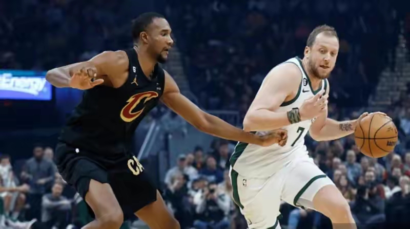 华体会馆-雄鹿主场不敌勇士，面对实力差距